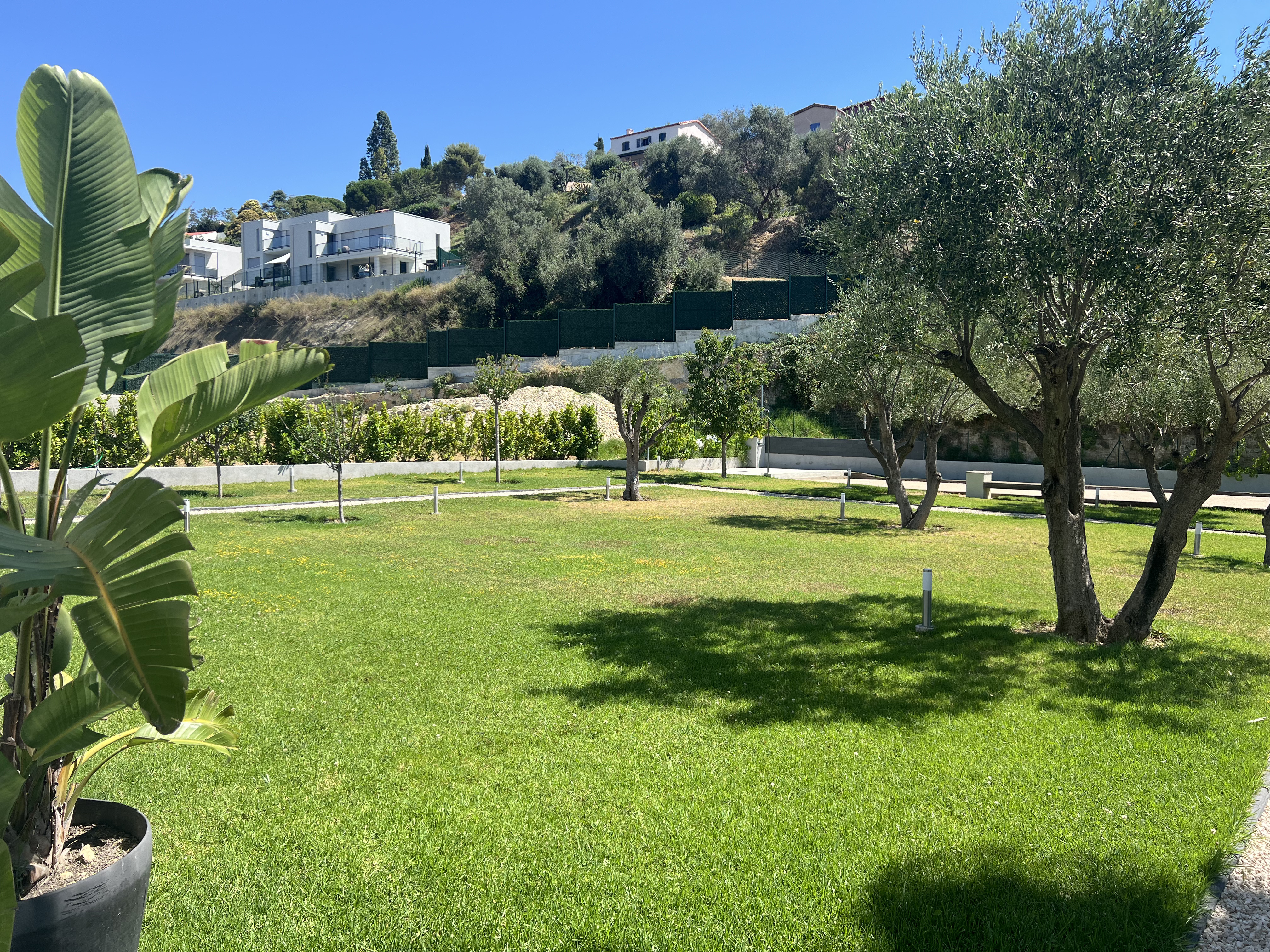Vue extérieure de la Villa Mirango, jardin privé à louer près de Nice